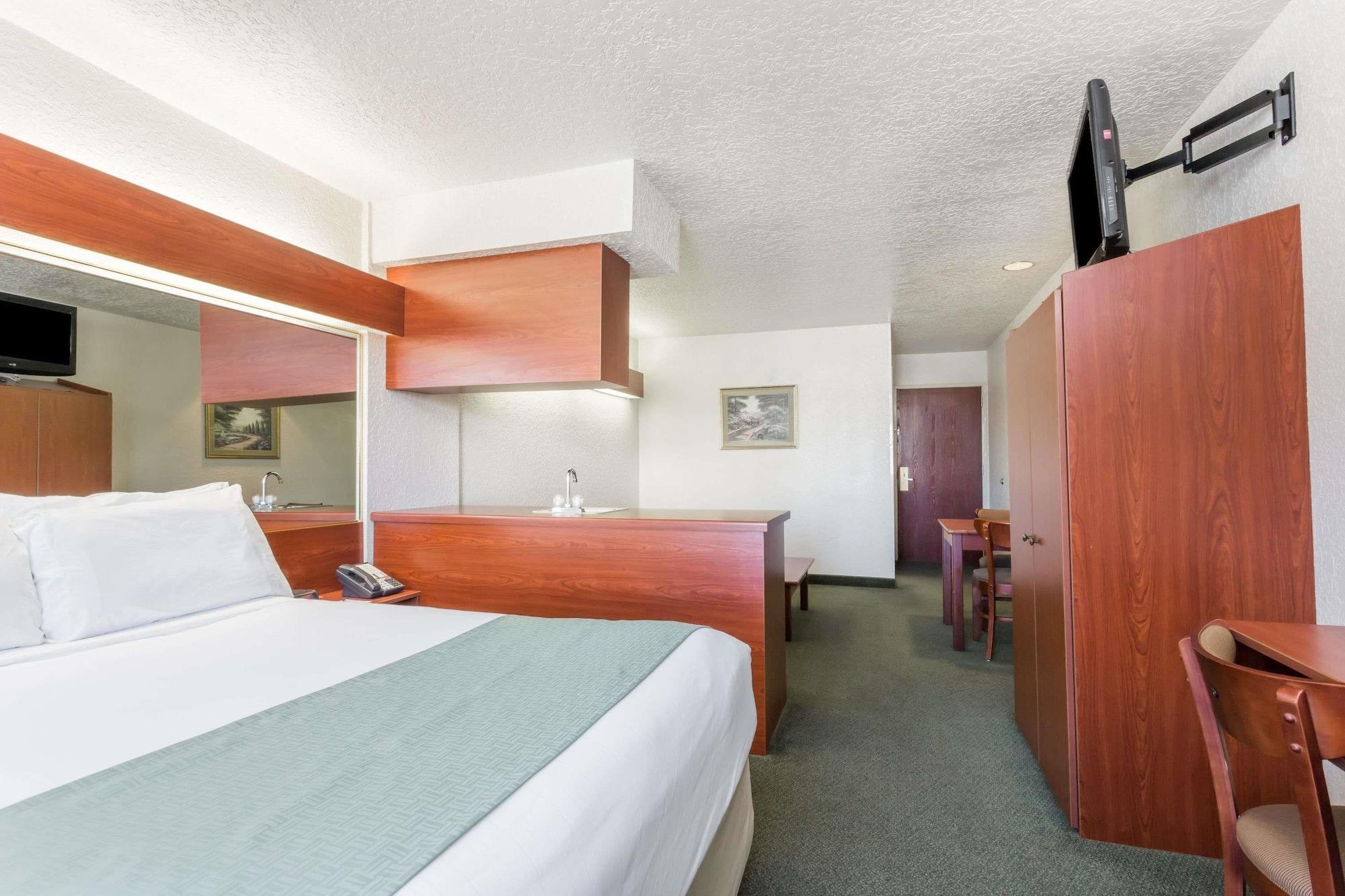 Microtel Inn & Suites Марианна Екстериор снимка