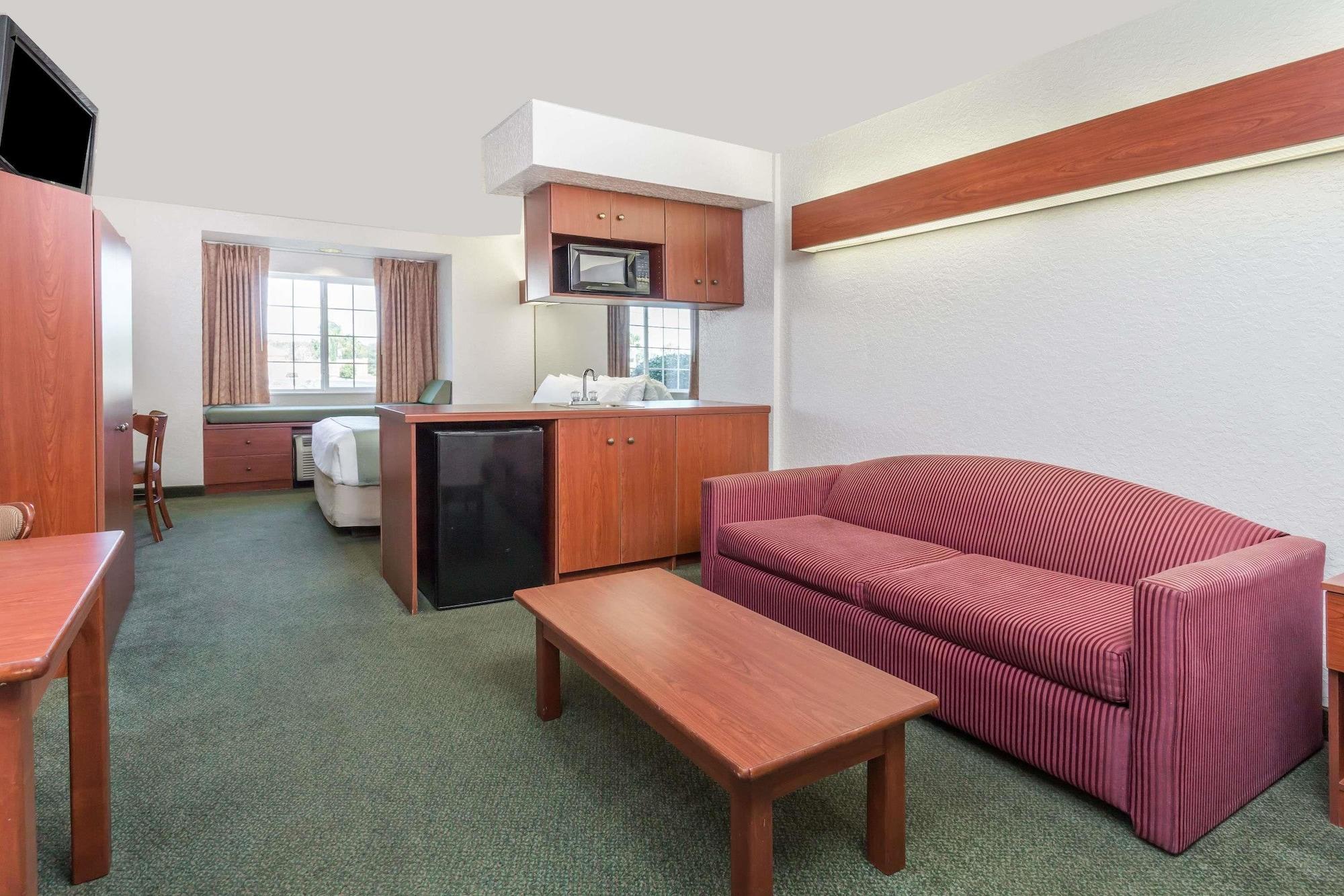 Microtel Inn & Suites Марианна Екстериор снимка