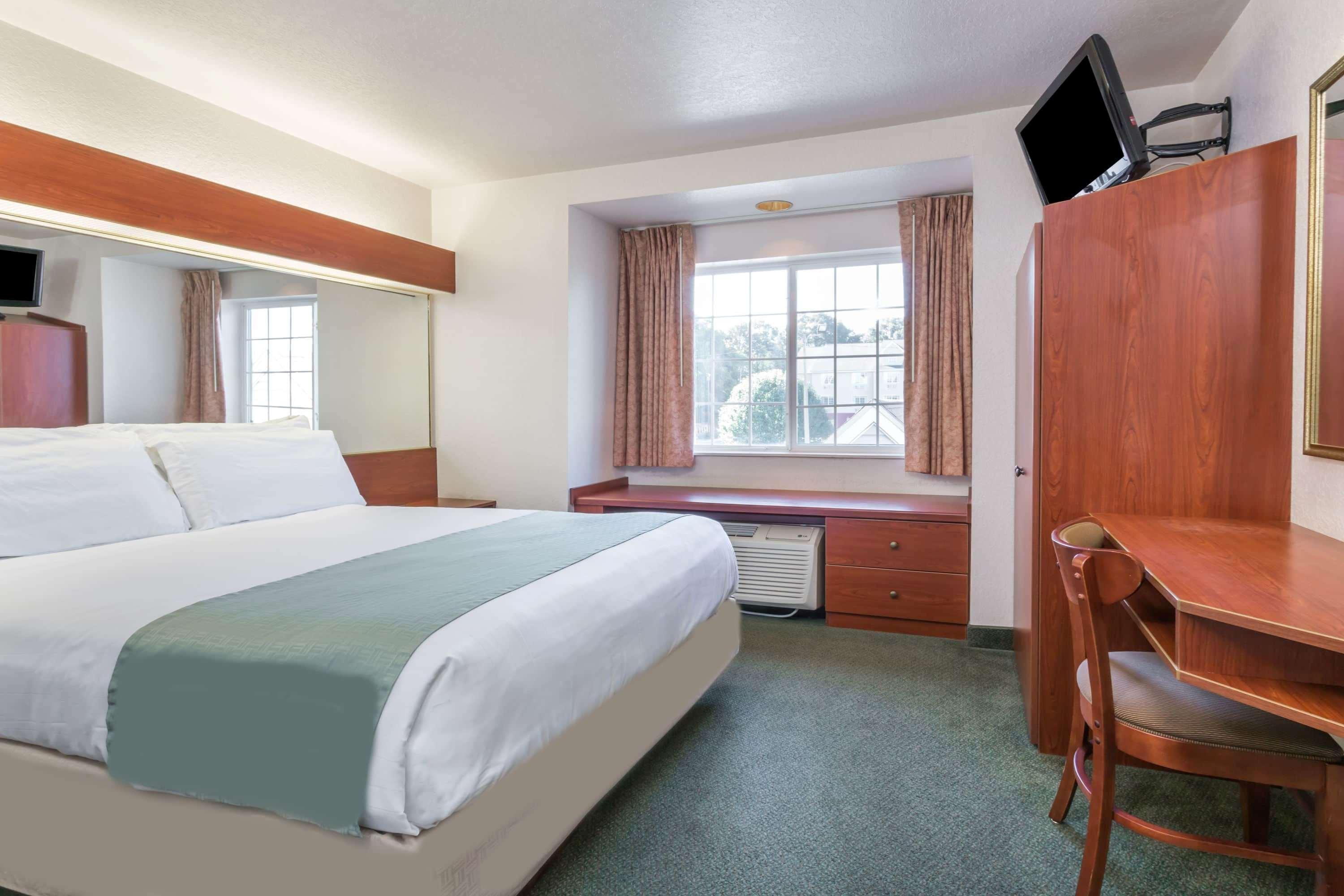 Microtel Inn & Suites Марианна Екстериор снимка