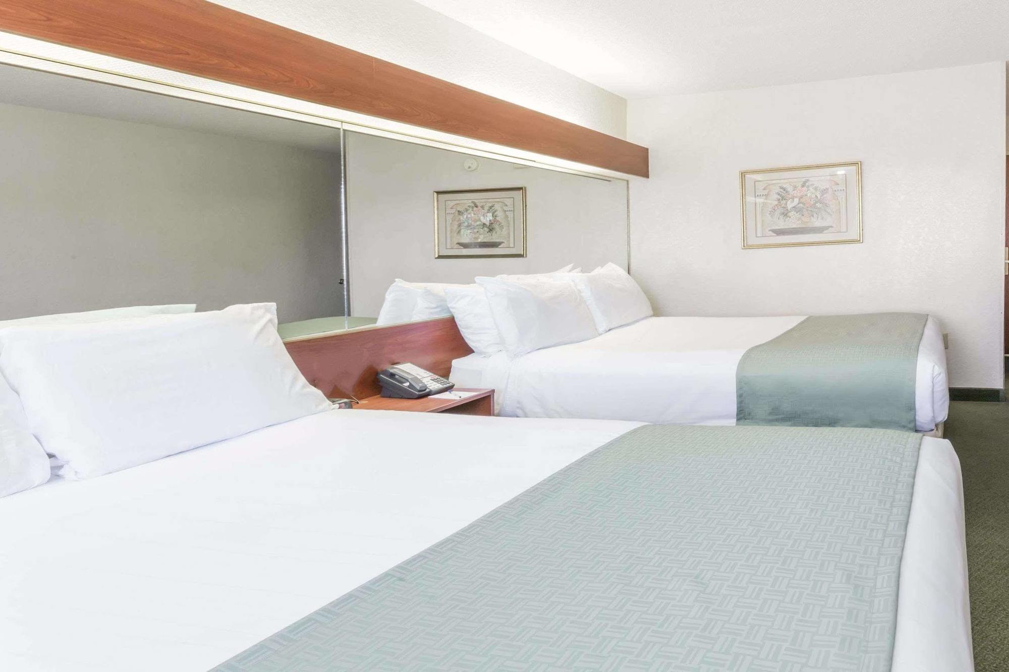 Microtel Inn & Suites Марианна Екстериор снимка
